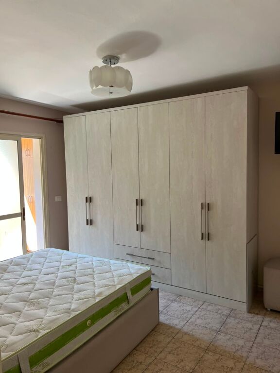 Jepet me qira apartament 1+1 te Brryli, përballë Ministrisë së Jashtme!