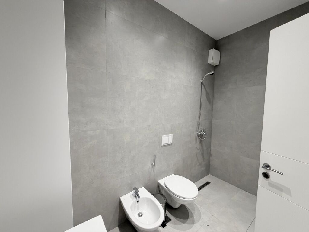 🏡 JEPET ME QIRA APARTAMENT 1+1 + POST PARKIMI – KOMUNA E PARISIT .  💰 Çmimi: 105,000 Lekë/Muaj  