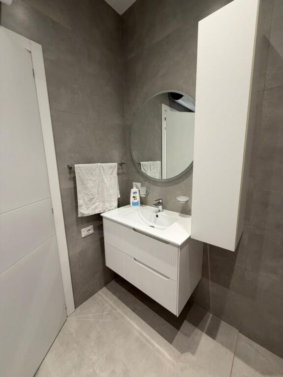 Tirane Komuna e Parisit , jepet me qera apartament 1+1+Garderob + Ballkon Kati 6, 70 m² 105.000 € (Parkim i perfshire ne cmim)
