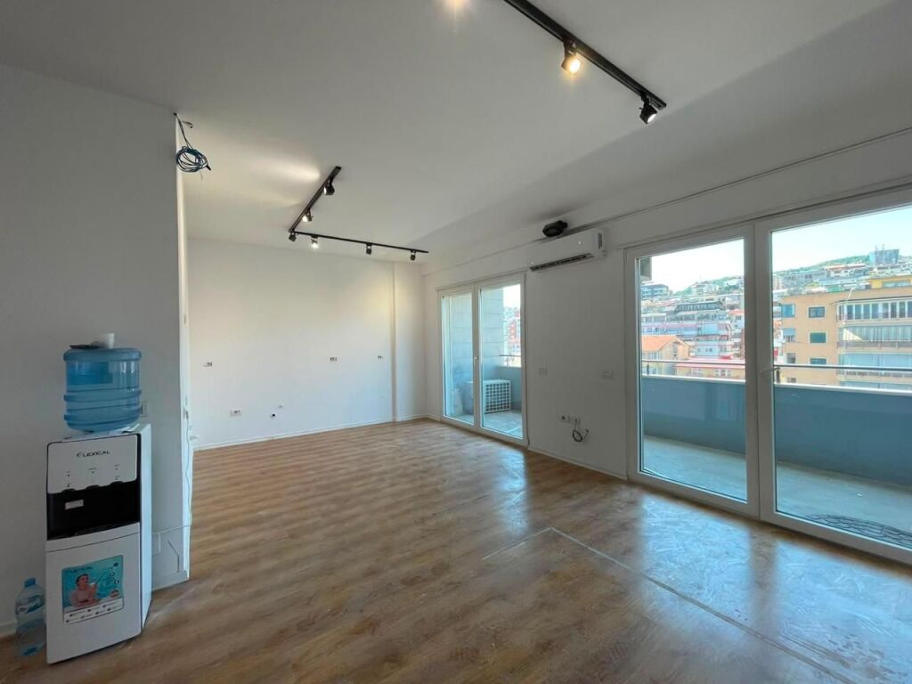 JEPET APARTAMENT 3+1 ME QERA PER ZYRA TE KRISTAL CENTER.