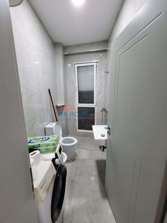 Apartament 1+1 me qira Komuna e Parisit ne Tirane