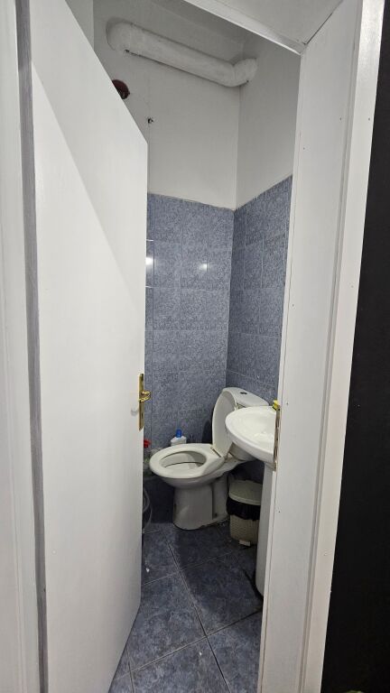 📍 Jepet me qira ambient biznesi te Petro Nini, pas Pasticeri Nela