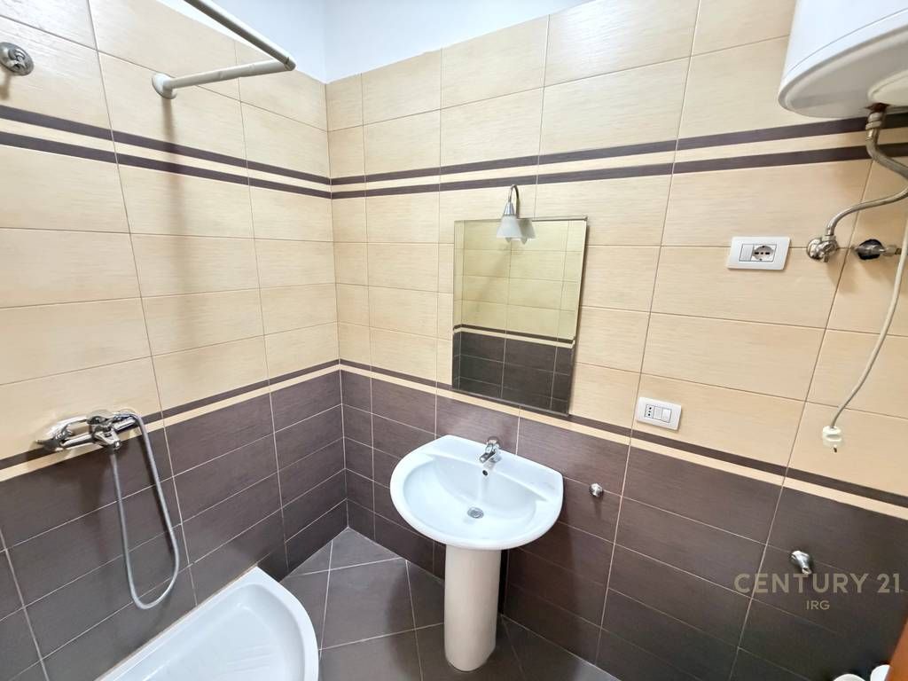 JEPET ZYRË 3+1+2+POST PARKIMI PËR QIRA TEK RRUGA E ELBASANIT 1,000 € /Muaj