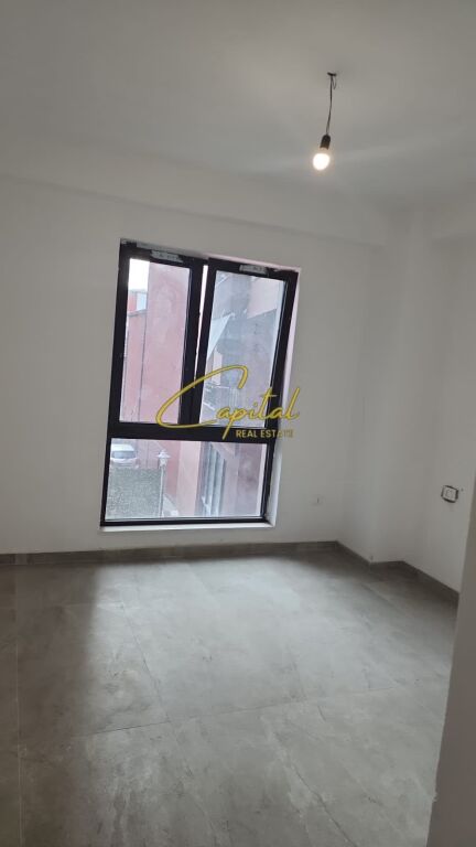 AMBIENT BIZNESI ME QIRA 97 M2 MYSLYM SHYRI 1300 EURO