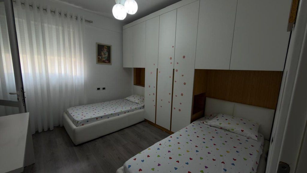 Apartament 2+1 Me Qira në Komunën e Parisit, Tiranë - 950€