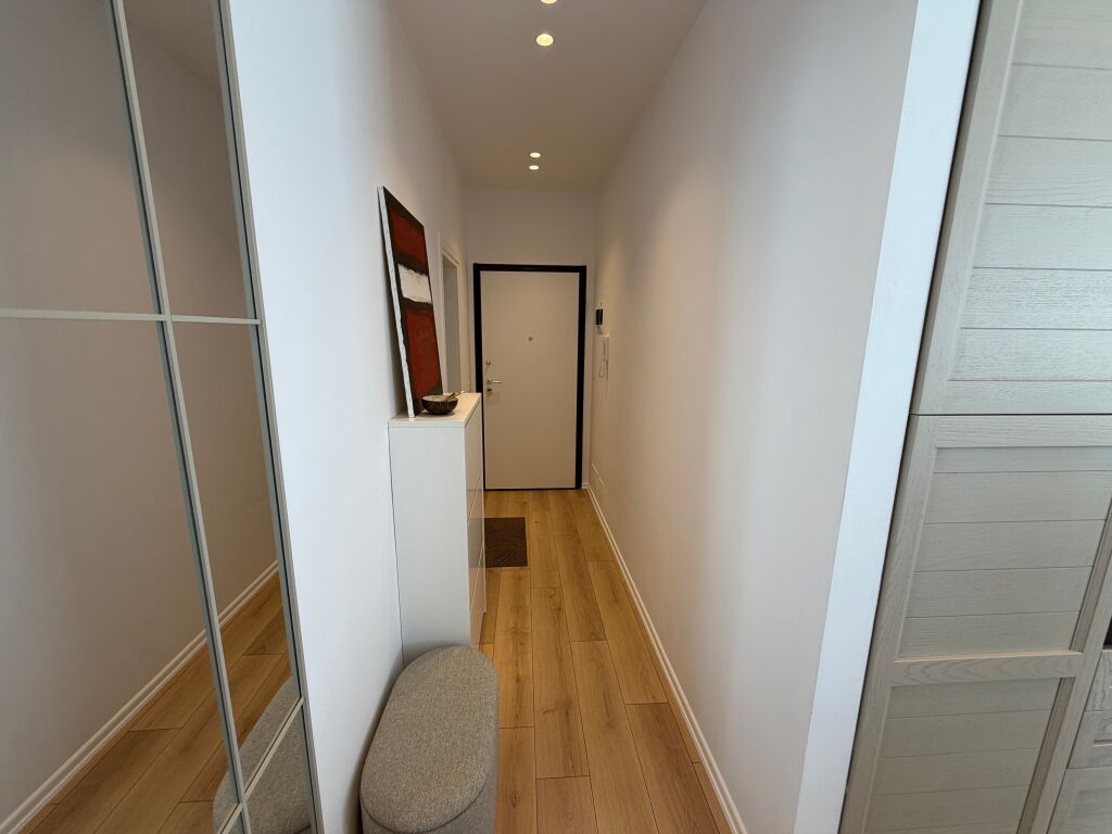 🏡 APPARTAMENTO IN AFFITTO 1+1 + POSTO AUTO – COMUNE DI PARIGI  📍 Situato nella zona del Comune di Parigi, una delle aree residenziali più preferite di Tirana.  ✨ Arredamento moderno e contemporaneo 🛋️ Soggiorno + zona cucina 🛏️ 1 camera da letto 🚿 1 bagno 🚗 Posto auto incluso Piano 6   ✔️ Appartamento accuratamente investito e arredato, adatto a coppie o individui che cercano comfort e facile accesso a tutti i servizi.  💰 Prezzo: 105.000 Lek/mese  📞 Per maggiori informazioni o per una visita alla proprietà, contattaci.