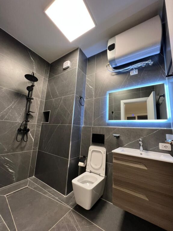🏢 Jepet Ambient Zyre me Qira – Përballë Toptani Center