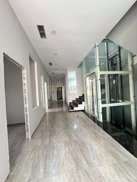 Jepet me qira ambient komercial 3-katësh në Kamëz – ideal për biznese të ndryshme !! ALFA143105