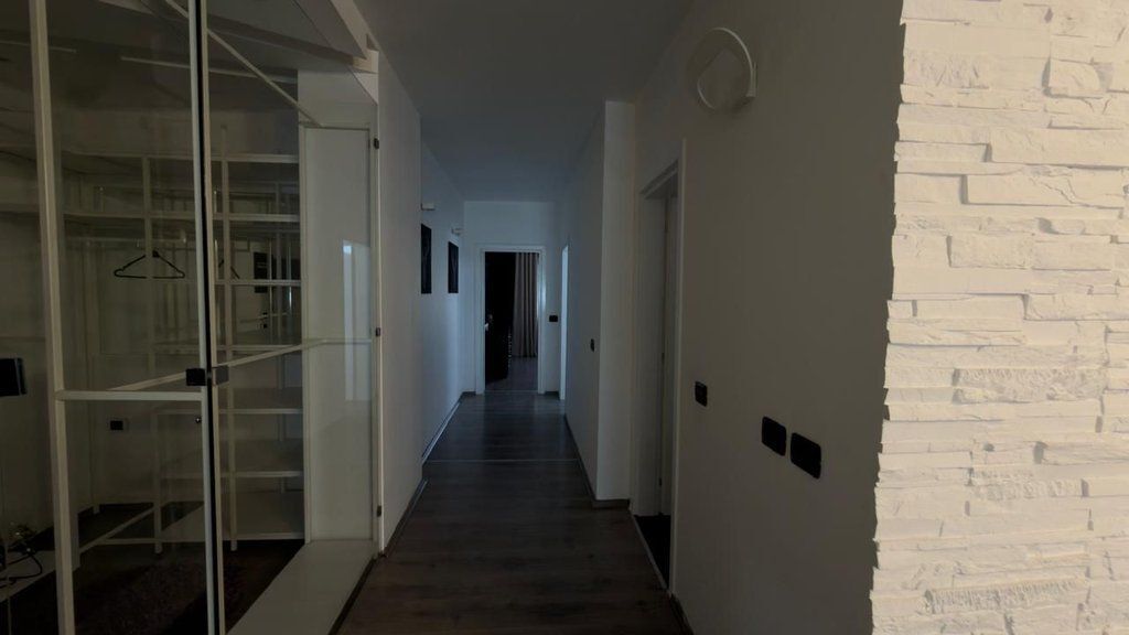 Apartament 2+1 Me Qira në Komunën e Parisit, Tiranë - 950€