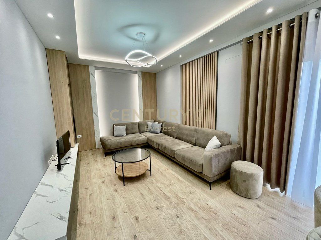 RRUGA E BARRIKADAVE, APARTAMENT 2+1+2+2 POSTE PARKIMI PER QIRA