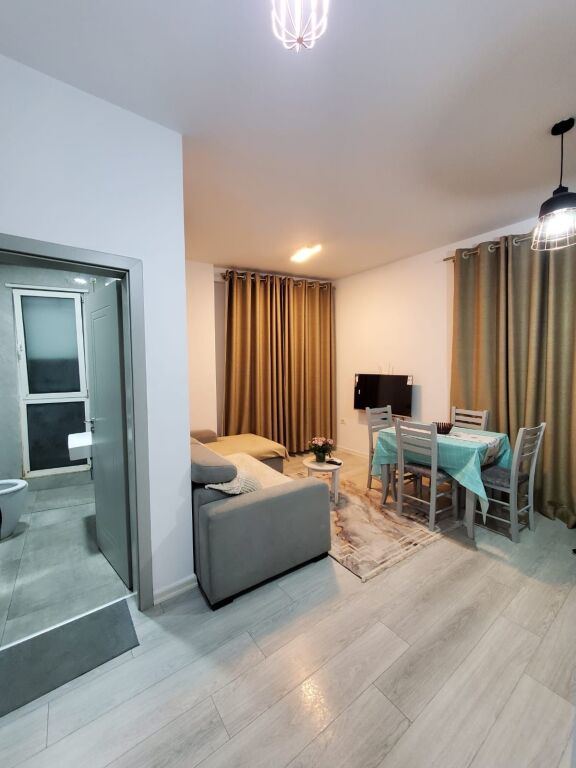 Apartament 1+1 per qera Komuna e Parisit !