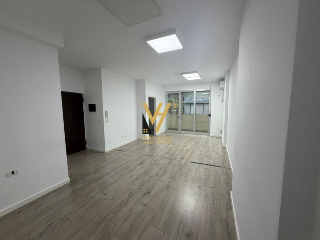 JEPET ZYRE 82 M2 ME QERA TE STADIUMI DINAMO 80.000 LEKE