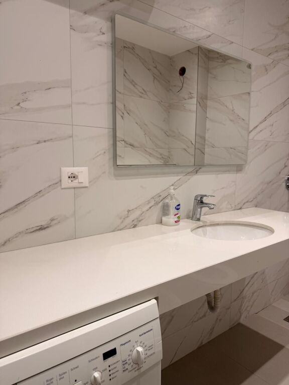 Per qira  APARTAMENT  2+1 prane Stacionit te Trenit Durres