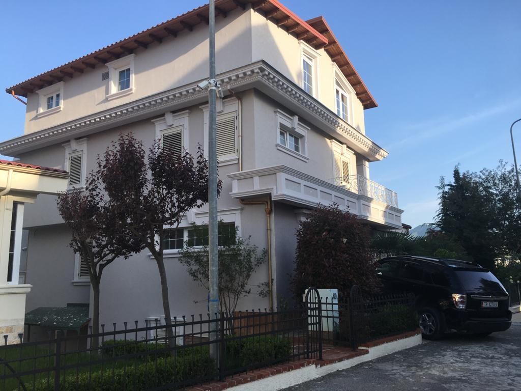 🏡 Vilë Luksoze 4-Katëshe me Pishinë Private në Akacia Hills – Pranë TEG