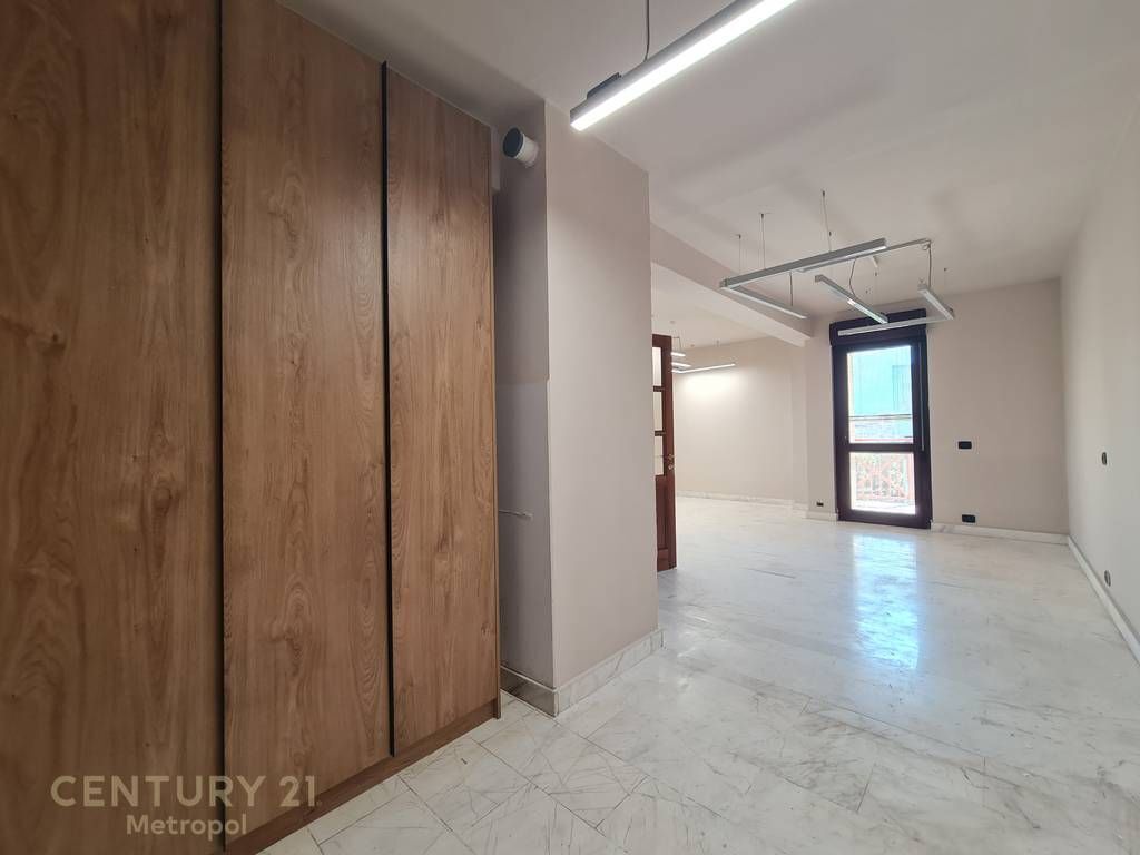 JEPEN ZYRA ME QIRA 130 m NE QENDER TIRANE!