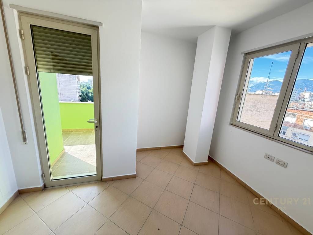 JEPET ZYRË 3+1+2+POST PARKIMI PËR QIRA TEK RRUGA E ELBASANIT 1,000 € /Muaj