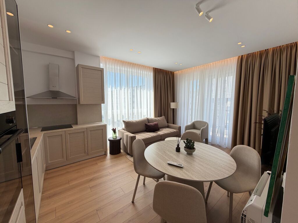 🏡 APPARTAMENTO IN AFFITTO 1+1 + POSTO AUTO – COMUNE DI PARIGI  📍 Situato nella zona del Comune di Parigi, una delle aree residenziali più preferite di Tirana.  ✨ Arredamento moderno e contemporaneo 🛋️ Soggiorno + zona cucina 🛏️ 1 camera da letto 🚿 1 bagno 🚗 Posto auto incluso Piano 6   ✔️ Appartamento accuratamente investito e arredato, adatto a coppie o individui che cercano comfort e facile accesso a tutti i servizi.  💰 Prezzo: 105.000 Lek/mese  📞 Per maggiori informazioni o per una visita alla proprietà, contattaci.