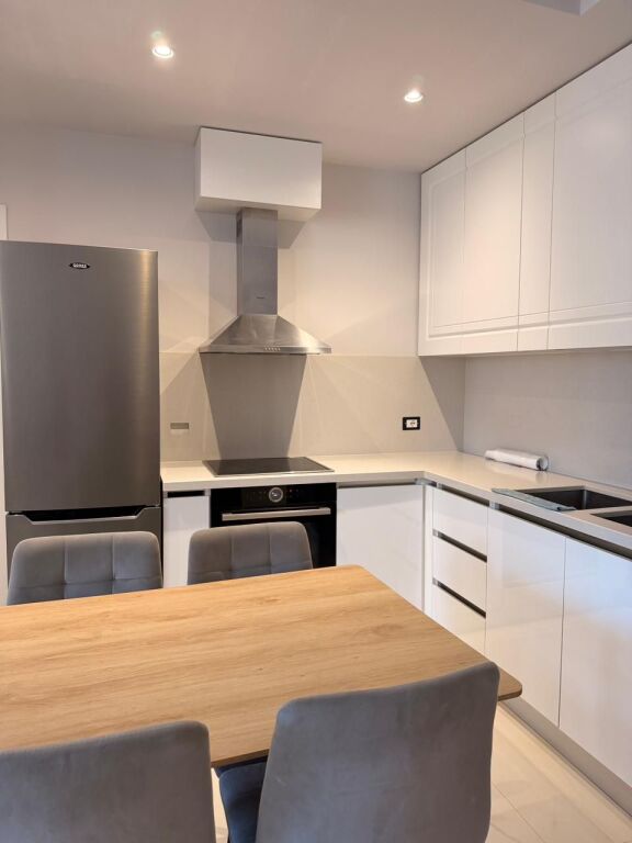 Per qira  APARTAMENT  2+1 prane Stacionit te Trenit Durres