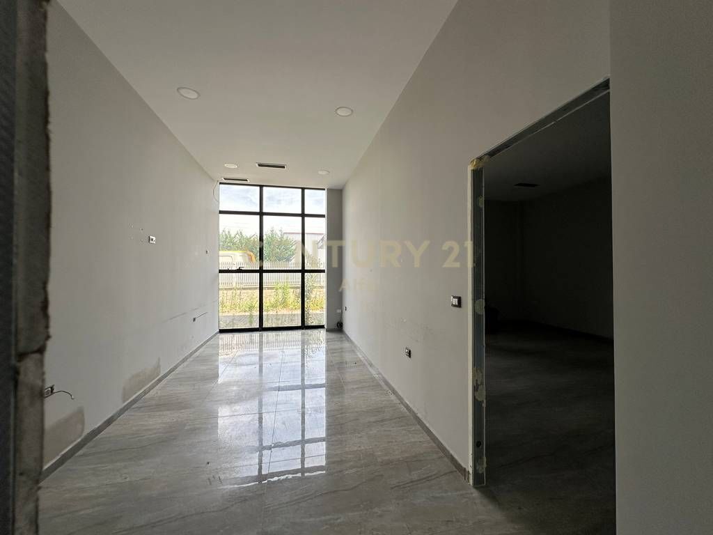 Jepet me qira ambient komercial 3-katësh në Kamëz – ideal për biznese të ndryshme !! ALFA143105