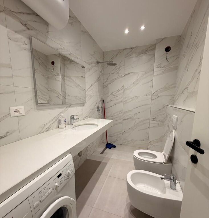 Apartament 2+1 për Qira prane Stacionit te Trenit Durres