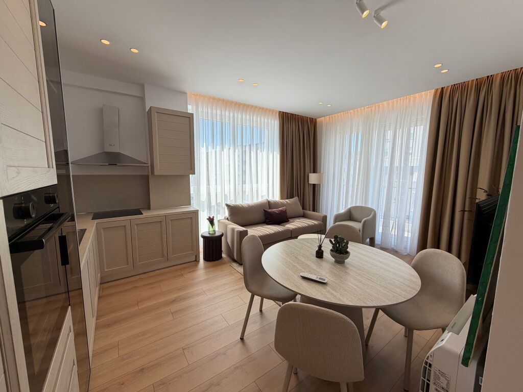 🏡 APPARTAMENTO IN AFFITTO 1+1 + POSTO AUTO – COMUNE DI PARIGI  📍 Situato nella zona del Comune di Parigi, una delle aree residenziali più preferite di Tirana.  ✨ Arredamento moderno e contemporaneo 🛋️ Soggiorno + zona cucina 🛏️ 1 camera da letto 🚿 1 bagno 🚗 Posto auto incluso Piano 6   ✔️ Appartamento accuratamente investito e arredato, adatto a coppie o individui che cercano comfort e facile accesso a tutti i servizi.  💰 Prezzo: 105.000 Lek/mese  📞 Per maggiori informazioni o per una visita alla proprietà, contattaci.