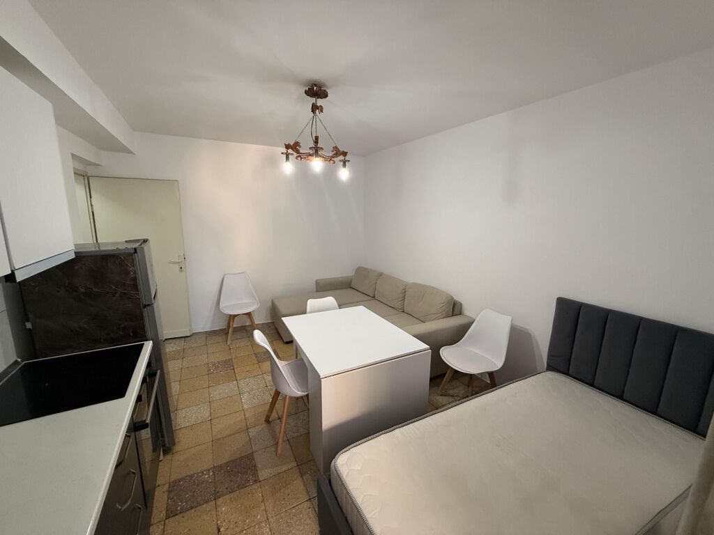 📣 QERA Apartament 1+1 📍 Prane Brrylit 🛣️ Bulevardi “Bajram Curri” ✨  🏢 Ndertim Ekzistues 🪜 Kati 5 (Pa Ashensor) 🛋️ I Mobiluar  💶 Cmimi 35.000 Leke Ne Muaj