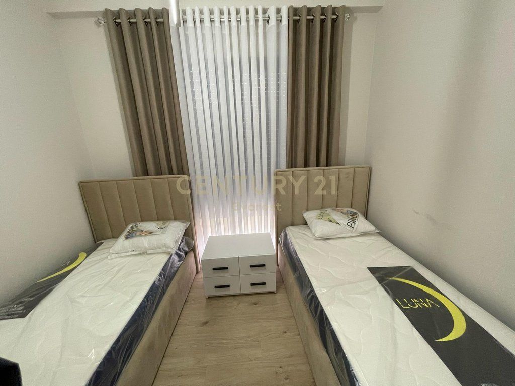 RRUGA E BARRIKADAVE, APARTAMENT 2+1+2+2 POSTE PARKIMI PER QIRA