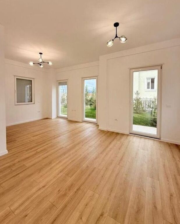 🏡 Vilë Moderne me Qira pranë TEG – 250 m² Ndërtim &amp; 300 m² Oborr Privat