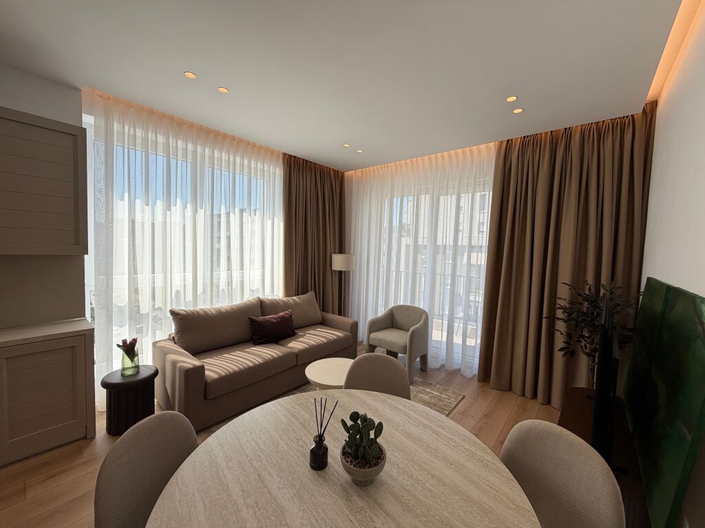 🏡 APPARTAMENTO IN AFFITTO 1+1 + POSTO AUTO – COMUNE DI PARIGI  📍 Situato nella zona del Comune di Parigi, una delle aree residenziali più preferite di Tirana.  ✨ Arredamento moderno e contemporaneo 🛋️ Soggiorno + zona cucina 🛏️ 1 camera da letto 🚿 1 bagno 🚗 Posto auto incluso Piano 6   ✔️ Appartamento accuratamente investito e arredato, adatto a coppie o individui che cercano comfort e facile accesso a tutti i servizi.  💰 Prezzo: 105.000 Lek/mese  📞 Per maggiori informazioni o per una visita alla proprietà, contattaci.