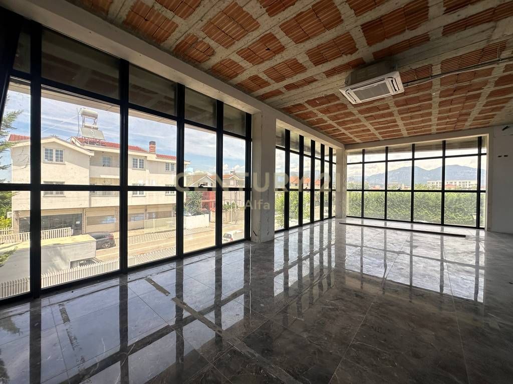 Jepet me qira ambient komercial 3-katësh në Kamëz – ideal për biznese të ndryshme !! ALFA143105