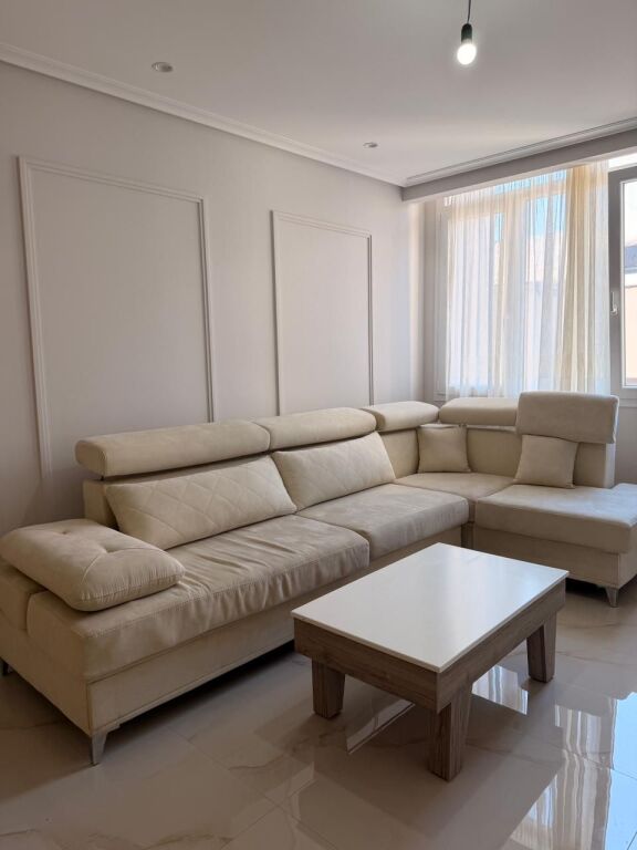 Per qira  APARTAMENT  2+1 prane Stacionit te Trenit Durres