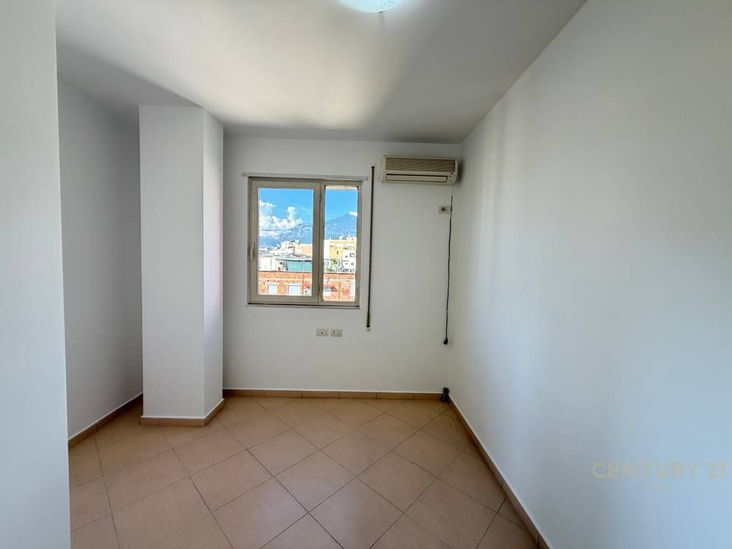 JEPET ZYRË 3+1+2+POST PARKIMI PËR QIRA TEK RRUGA E ELBASANIT 1,000 € /Muaj
