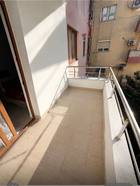 Ne Xhamllik prane sheshit shtraus jepet me qera apartament 1+1 i mobiluar totalisht!