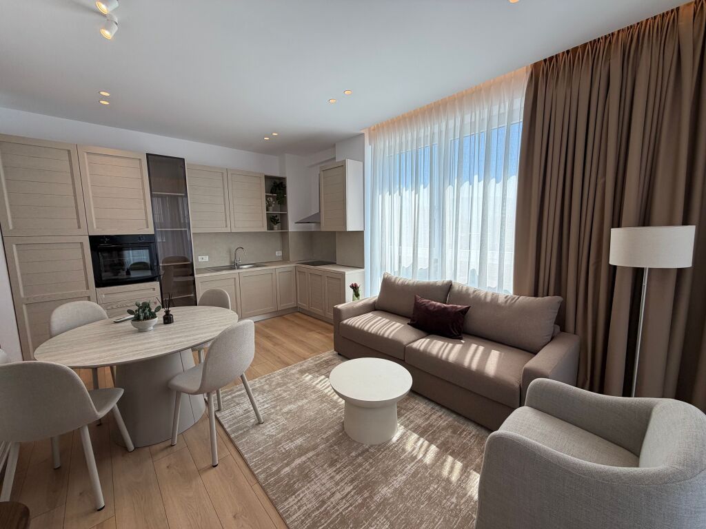 🏡 APPARTAMENTO IN AFFITTO 1+1 + POSTO AUTO – COMUNE DI PARIGI  📍 Situato nella zona del Comune di Parigi, una delle aree residenziali più preferite di Tirana.  ✨ Arredamento moderno e contemporaneo 🛋️ Soggiorno + zona cucina 🛏️ 1 camera da letto 🚿 1 bagno 🚗 Posto auto incluso Piano 6   ✔️ Appartamento accuratamente investito e arredato, adatto a coppie o individui che cercano comfort e facile accesso a tutti i servizi.  💰 Prezzo: 105.000 Lek/mese  📞 Per maggiori informazioni o per una visita alla proprietà, contattaci.