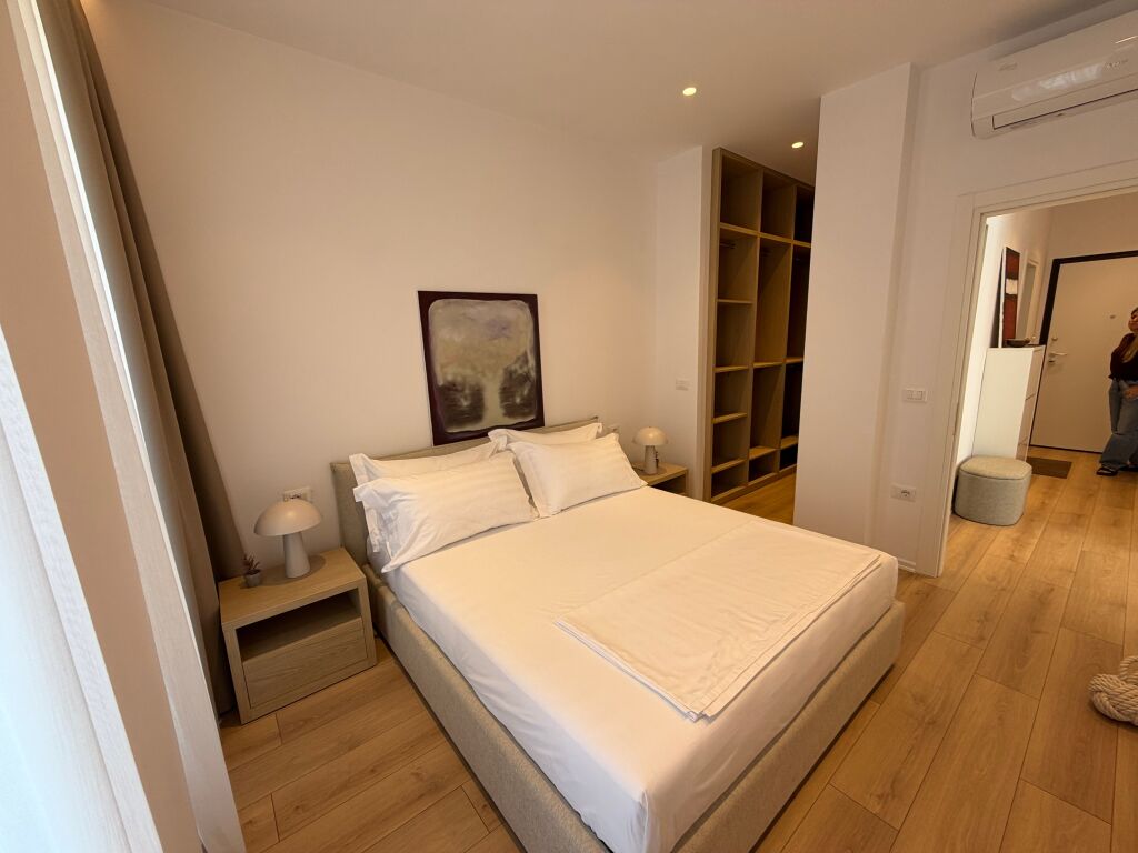 🏡 APPARTAMENTO IN AFFITTO 1+1 + POSTO AUTO – COMUNE DI PARIGI  📍 Situato nella zona del Comune di Parigi, una delle aree residenziali più preferite di Tirana.  ✨ Arredamento moderno e contemporaneo 🛋️ Soggiorno + zona cucina 🛏️ 1 camera da letto 🚿 1 bagno 🚗 Posto auto incluso Piano 6   ✔️ Appartamento accuratamente investito e arredato, adatto a coppie o individui che cercano comfort e facile accesso a tutti i servizi.  💰 Prezzo: 105.000 Lek/mese  📞 Per maggiori informazioni o per una visita alla proprietà, contattaci.