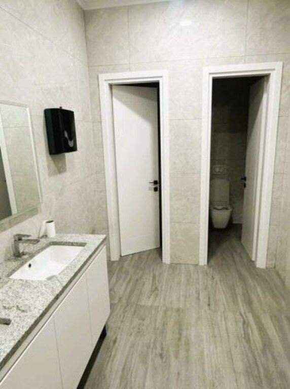 🏢Ofrohet me qira një ambient biznesi me pozicion strategjik dhe standarde të larta