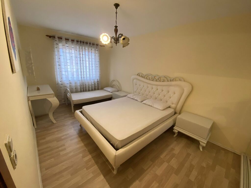 JEPET ME QERA APARTAMENT 2+1 NE QENDER TE TIRANES , 10 MIN NGA SHESHI SKENDERBEJ , RRUGA E DURRESIT