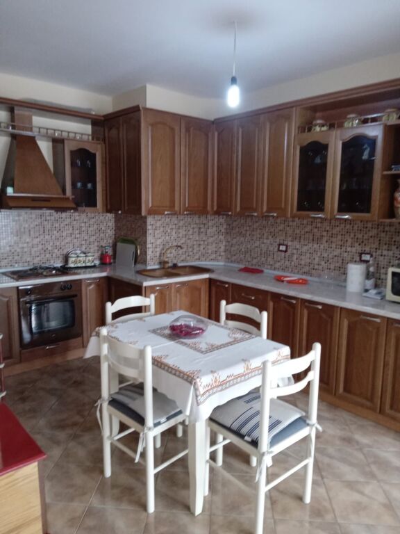 🏡APARTAMENT 2+1 ME QIRA AFATGJATË – RIVIERA, VLORË‼️
