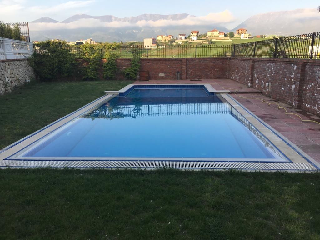 🏡 Vilë Luksoze 4-Katëshe me Pishinë Private në Akacia Hills – Pranë TEG