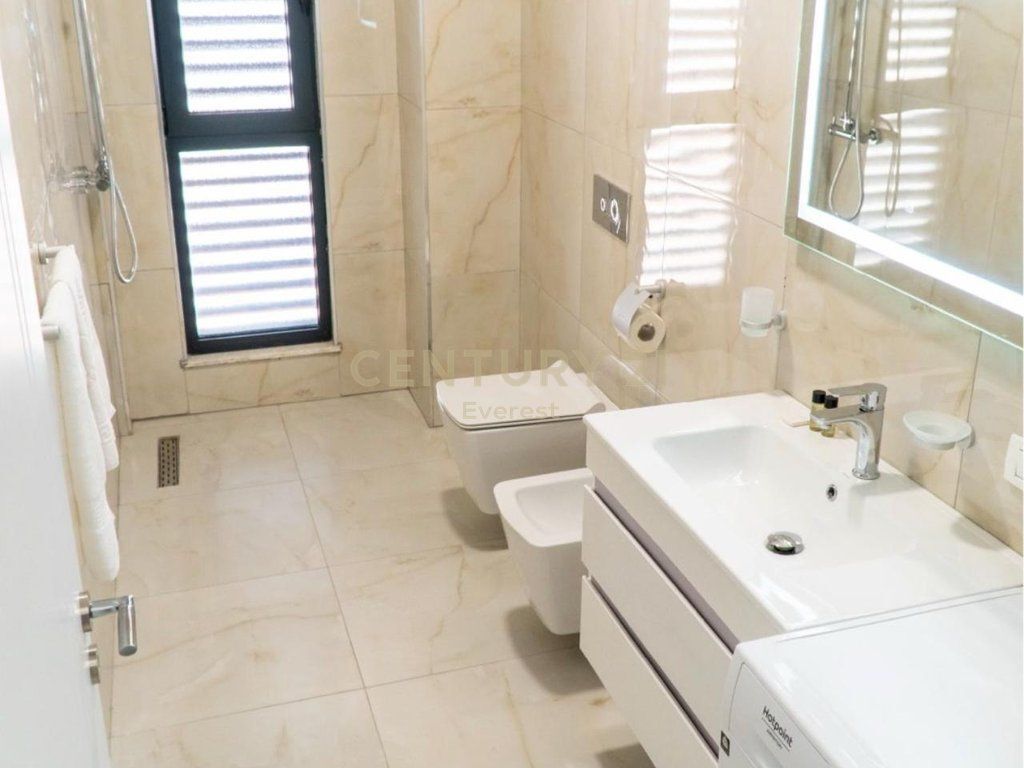 RRUGA E BARRIKADAVE, APARTAMENT 2+1+2+2 POSTE PARKIMI PER QIRA