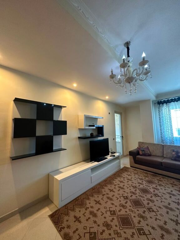 Apartament 1+1, Astir!