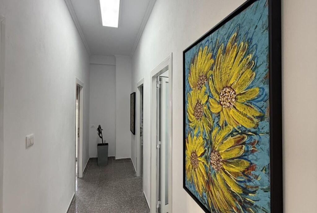 Tek Rruga Jordan Misja Jepet Ambient Biznesi Per Klinike Dentare Me Cmim 600 Euro Muaj