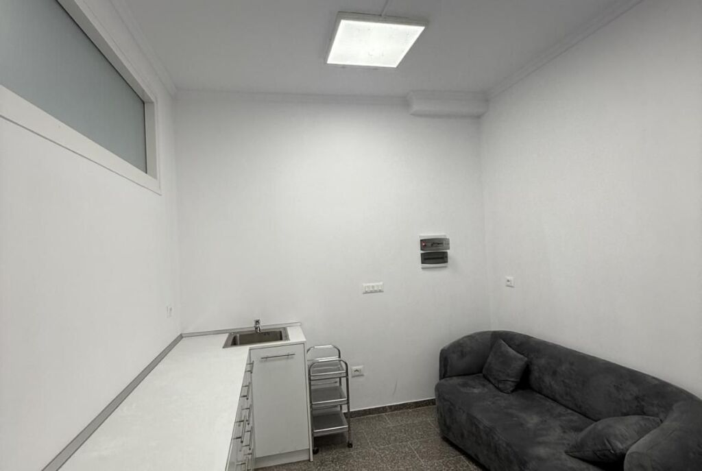 Tek Rruga Jordan Misja Jepet Ambient Biznesi Per Klinike Dentare Me Cmim 600 Euro Muaj