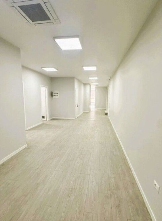 🏢Ofrohet me qira një ambient biznesi me pozicion strategjik dhe standarde të larta