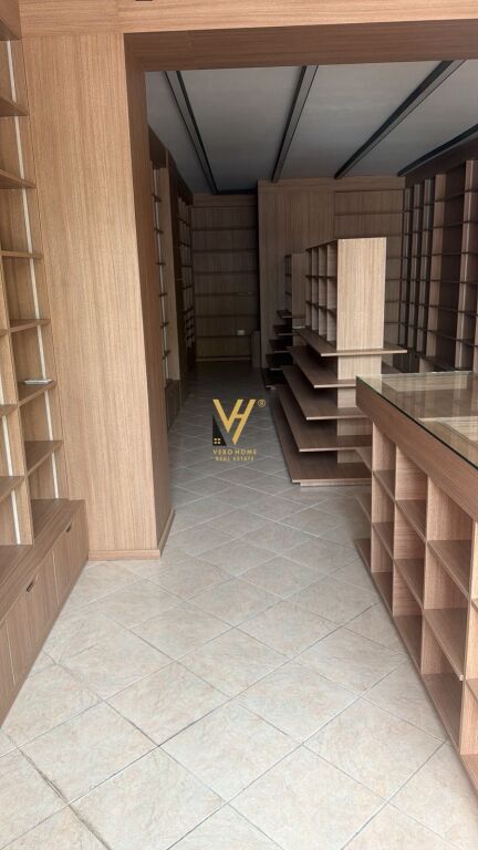 JEPET AMBIENT BIZNESI 54 M2 ME QERA TE TOPTANI 150.000 LEKE