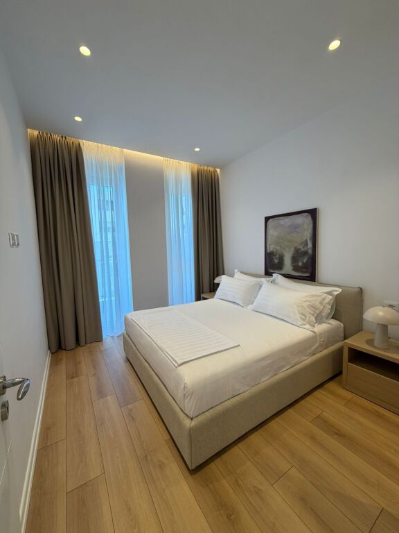 Tirane Komuna e Parisit , jepet me qera apartament 1+1+Garderob + Ballkon Kati 6, 70 m² 105.000 € (Parkim i perfshire ne cmim)
