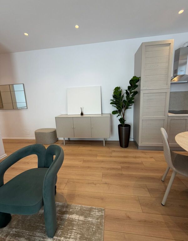 Tirane Komuna e Parisit , jepet me qera apartament 1+1+Ballkon Kati 2, 70 m² 105.000 Leke (Parkim i Perfshire ne Cmim )