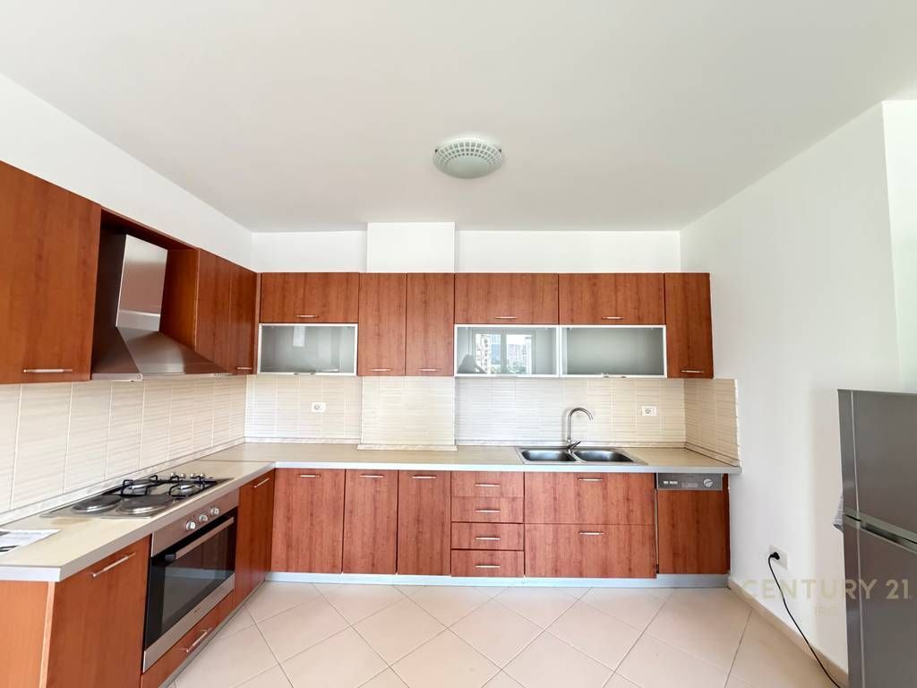 JEPET ZYRË 3+1+2+POST PARKIMI PËR QIRA TEK RRUGA E ELBASANIT 1,000 € /Muaj
