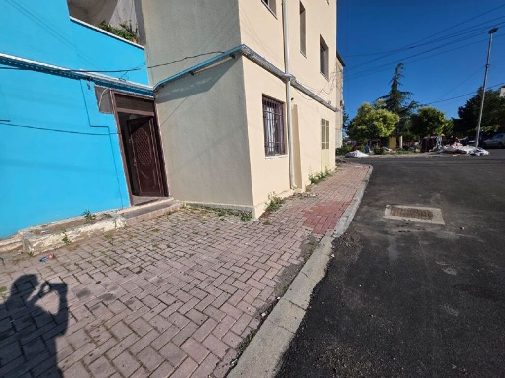Shop  House for sale in Lezhë