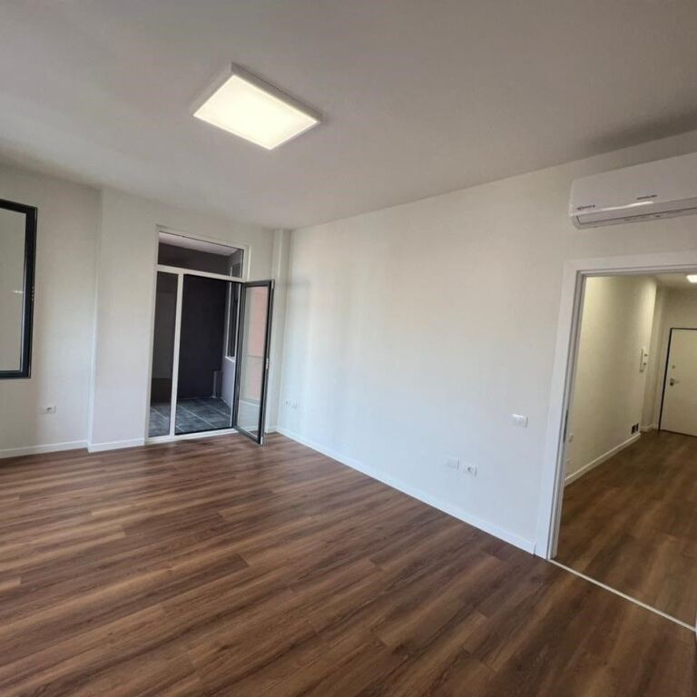 🏢 Jepet Ambient Zyre me Qira – Përballë Toptani Center ✨